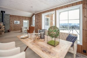 Ferdigmalt beiset panel i ei Eikås hytte