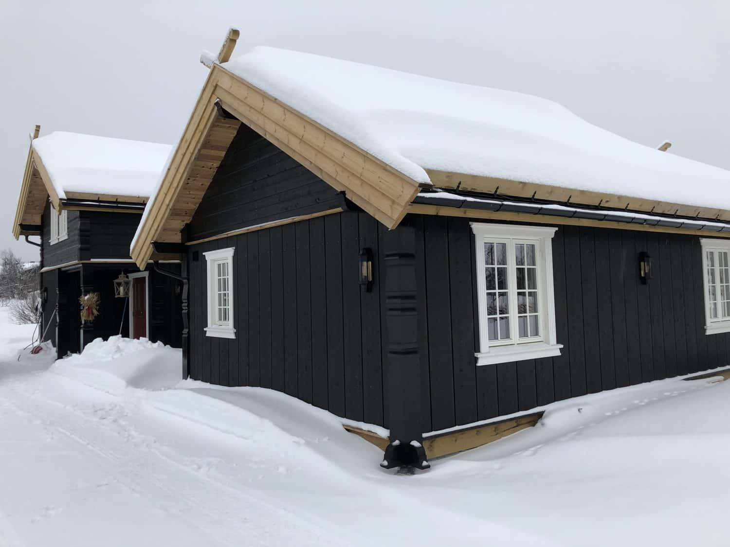 Når man skal bygge hytte er utvendig kledning selve ansiktet utad. Her er det brukt utvendig tømmerfalspanel og limtrekledning i fargen Seterbrun