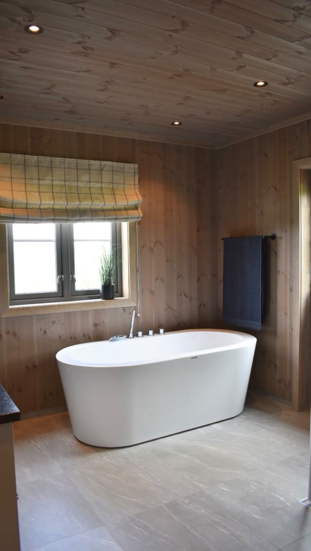 Lyse og lune toner i nydelig harmoni på dette flotte badet hos @hoysetdrommen i hytte fra @kvenobygg 🌿 
▪️
▪️
#vyrk #baderom #baderomsinspo #baderomsinspirasjon #trepanel #beisetpanel #ferdigbeisetpanel #hyttebad #kvenobygg #bathroominterior #veggpanel #byggehytte #byggebolig #baderomsdetaljer