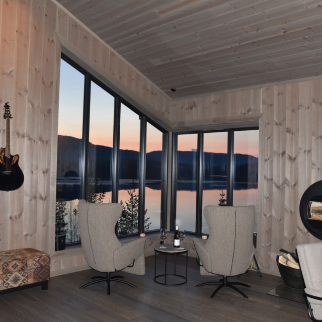 Har du sett for en nydelig utsikt i denne lekre hytta med Beitogrå på vegger og tak 🧡
▪
▪
#vyrk #hytteinspirasjon #aurdalsåsen #hytteinspo #beisetpanel #123hytteinspirasjon #stue #livingroom #byggehytte #hytteinteriør #stueinspirasjon #stueinspo