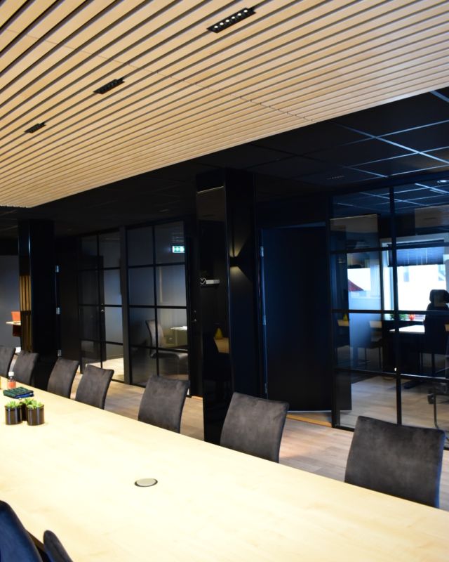 Våre glassvegger i New York Style sammen med spiler i tak ga kontorlokalene hos @valdresrevisorene et moderne og lekkert uttrykk 🖤
▪️�
▪️
#vyrk #vyrkglassvegger #glassdoors #interiormagasinet #interiordesign #glassdoordesign #glasswalls #glassvegg #glasswall #kontorvegg #nordiskinteriør #industrial_interior #interiørinspirasjon #arkitektur #architecture #architecturedesign #archdaily #nordicarchitecture #interiorinspiration #scandinavianarchitecture #woodarchitecture #innredning #norgesinteriør #newyorkstyle #kontorinnredning #officedecor #officeinterior
